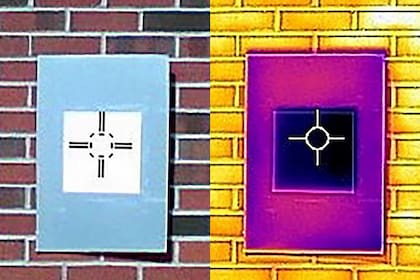 Una cámara infrarroja muestra la capacidad del prototipo de pintura blanca en reducir la temperatura de una superficie a la luz del sol