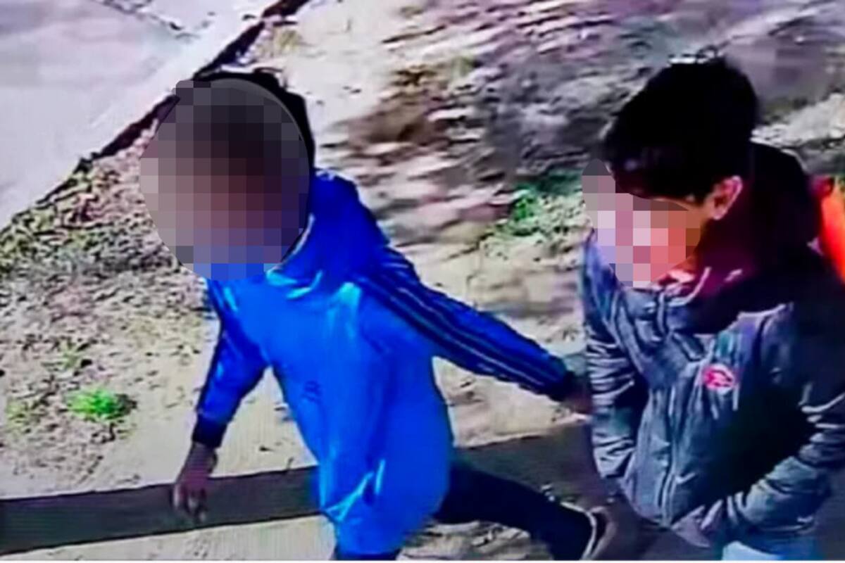 Una cámara mostró a los dos chicos caminando el jueves en que desapareció Joaquín