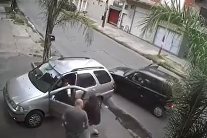 Una cámara privada captó la secuencia del robo