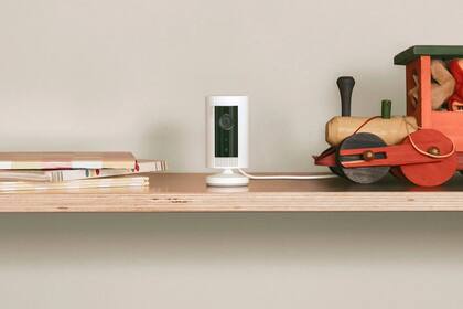 Una cámara Ring como la que fue hackeada; conectada a Internet, permite ver y escuchar qué pasa en una habitación de la casa desde cualquier parte del mundo