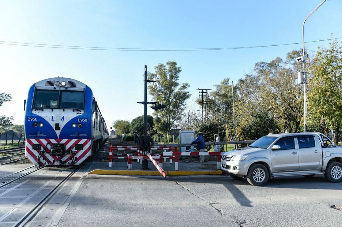 Una cámara tomará fotos sobre los vehículos que pasen las barreras bajas de los trenes