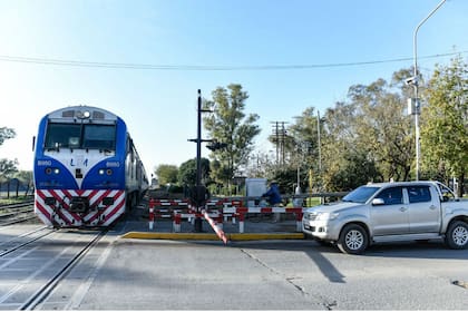 Una cámara tomará fotos sobre los vehículos que pasen las barreras bajas de los trenes en la estación Presidente Derqui de la línea San Martín