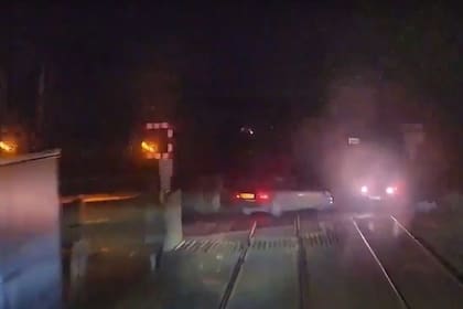 Una cámara tomó el momento justo en el que el maquinista de un tren, gracias a sus ágiles reflejos, logró evitar una tragedia