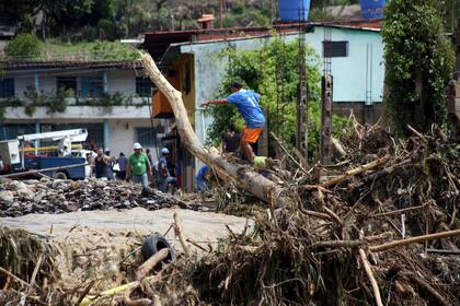 Escombros arrastrados por el desborde del río Zorquera, en la municipalidad de Zorca, San Cristobal, estado de Tachira