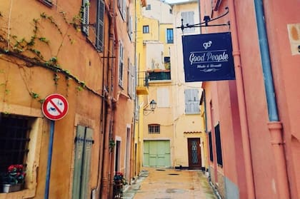 Una caminata por las calles encantadoras de Menton, Francia, una ciudad situada en la frontera italiana, a medio camino entre el poblado italiano de Ventimiglia y el principado de Mónaco.