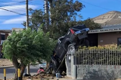 Una camioneta a toda velocidad siguió de largo y quedó colgada de la reja de una casa.