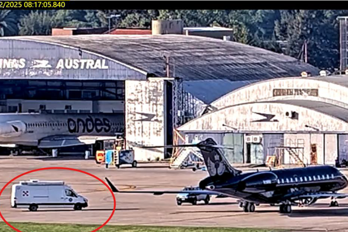 Una camioneta, aparentemente de la PSA, se acerca al avión del empresario cercano al Gobierno que aterrizó en Aeroparque, el 26 de febrero