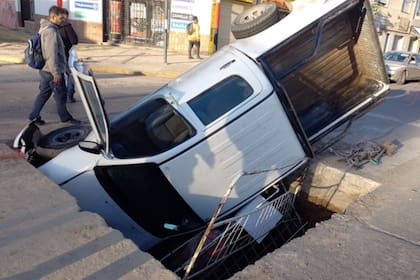 Una camioneta cayó en un pozo de Aguas Santafesinas, el conductor no logró esquivar a tiempo las vallas ubicadas en Uriburu e Italia, Rosario