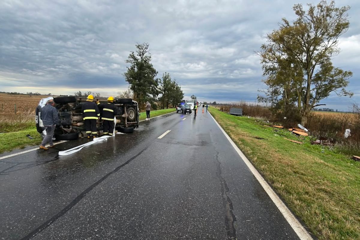 Una camioneta con ataúdes volcó en una ruta de Santa Fe