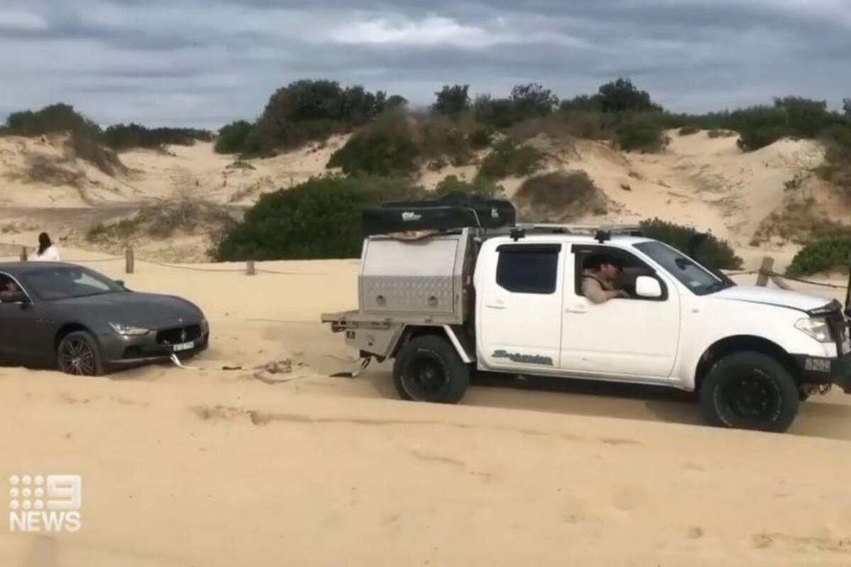 Una camioneta de auxilio se acercó para remolcar al vehículo deportivo de lujo pero algo no salió como se esperaba y el coche sufrió un drástico cambio de aspecto en pocos segundos