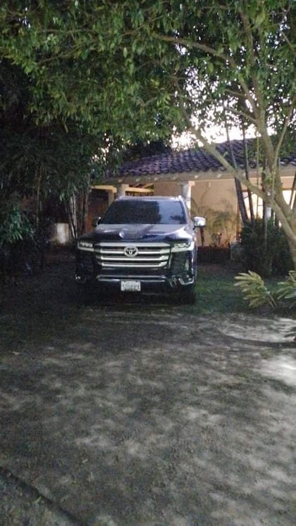Una camioneta de lujo en la mansión en la que vivía Sebastián Marset en Santa Cruz de la Sierra, Bolivia
