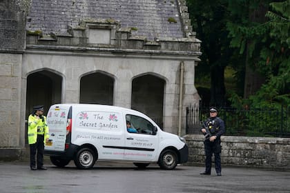 Una camioneta de una florería a las puertas de Balmoral en Escocia, donde murió la reina Isabel II