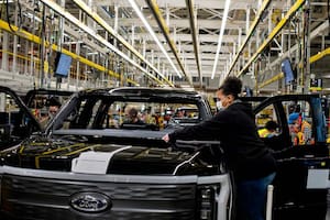 Una camioneta Ford 2022 F-150 Lightning, una versión con batería de la popular F-150, en producción en la planta de la compañía en Dearborn, Michigan