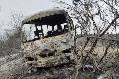 Una camioneta fue arrasada por las llamas en la región El Tarf, cerca de la frontera norte entre Argelia y Túnez, el jueves 18 de agosto de 2022. (AP Foto/Mohamed Ali)