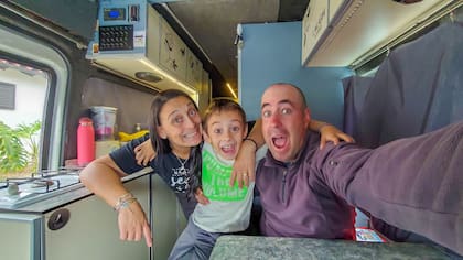 Una camioneta Gran Sprinter fue "camperizada" por la pareja y cuenta con todo lo necesario para comer, dormir y bañarse