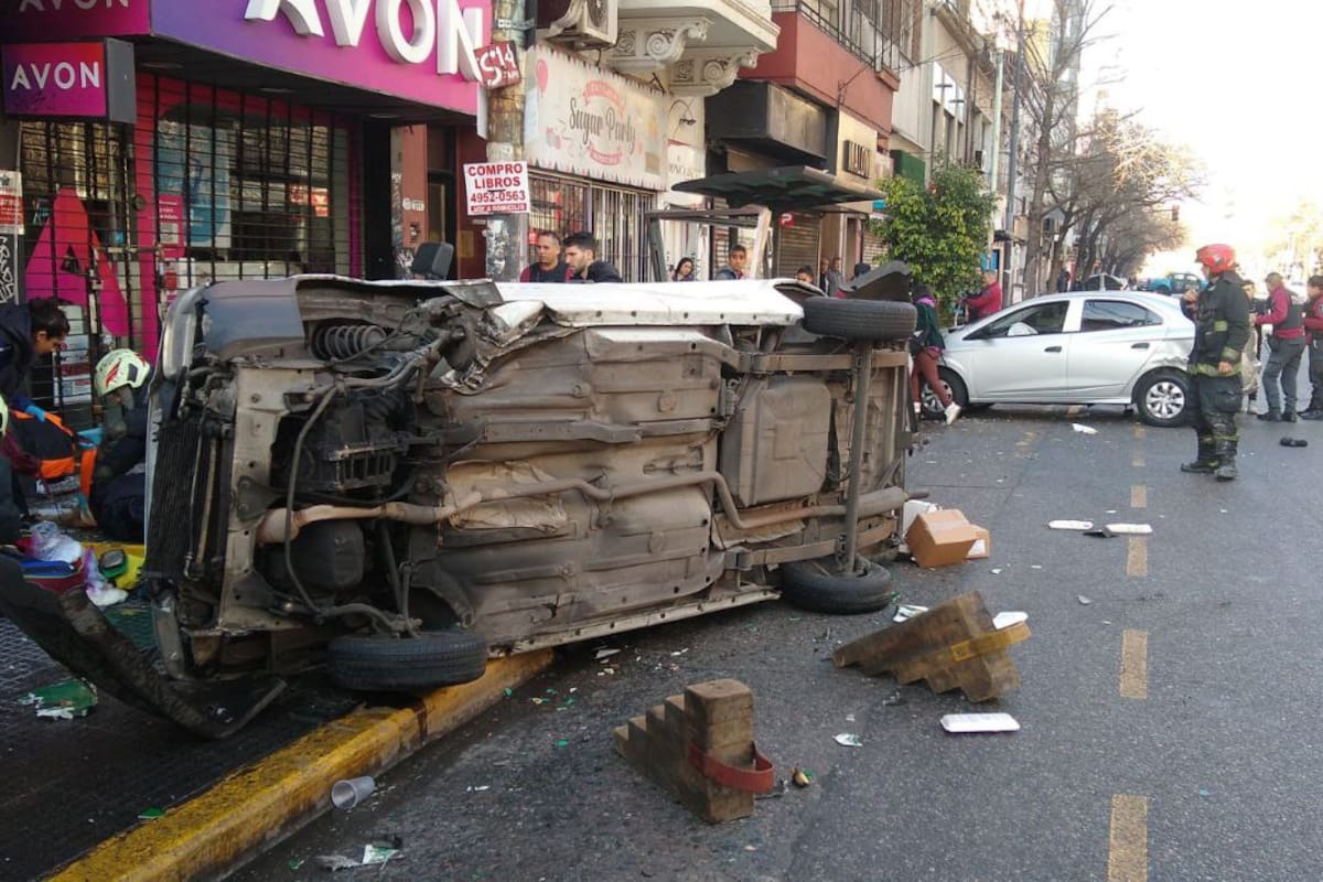 Una camioneta impactó un auto y volcó contra una parada de colectivo en Villa Crespo