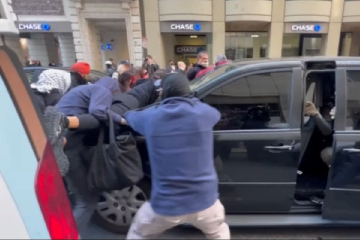 Una camioneta oficial del ICE avanzó con manifestantes aferrados al capó mientras intentaban impedir el traslado de un detenido en pleno centro de San Francisco