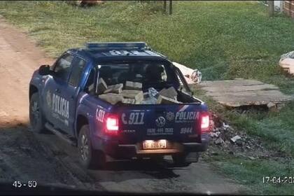 Una camioneta policial cargada de mercadería que cayó de un camión volcado en Reconquista