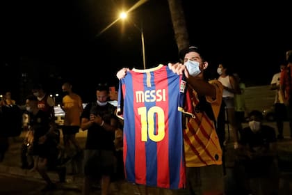Una camiseta de Lionel Messi, en el centro de las protestas contra el presidente de la Junta Directiva, Josep María Bartomeu, en la Ciudad Deportiva del club.
