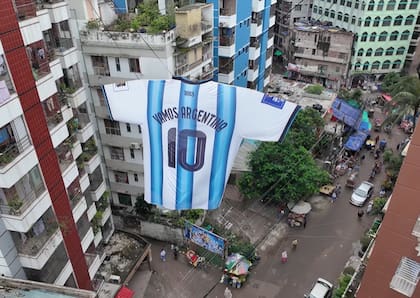 Una camiseta gigante de la selección argentina decora la capital (Foto: @topo)