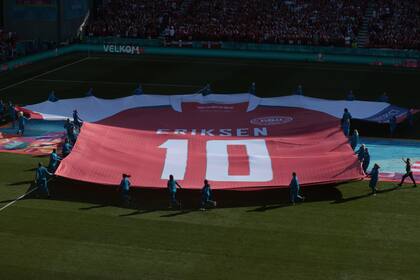 Una camiseta gigante en apoyo del jugador danés Christian Eriksen, exhibida antes del partido del grupo B del campeonato de fútbol de la Euro 2020 entre Dinamarca y Bélgica en el estadio Parken en Copenhague, pocos días después de haber colapsado en el campo de juego en el partido con Finlandia