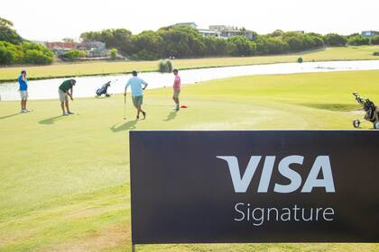 Una cancha de 18 hoyos rodeada de árboles fue el punto de encuentro de los clientes del segmento más exclusivo de la compañía; durante el año y en verano, acceden a beneficios en green fees, el mundo gourmet, moda y viajes, valor agregado a su estilo de vida.