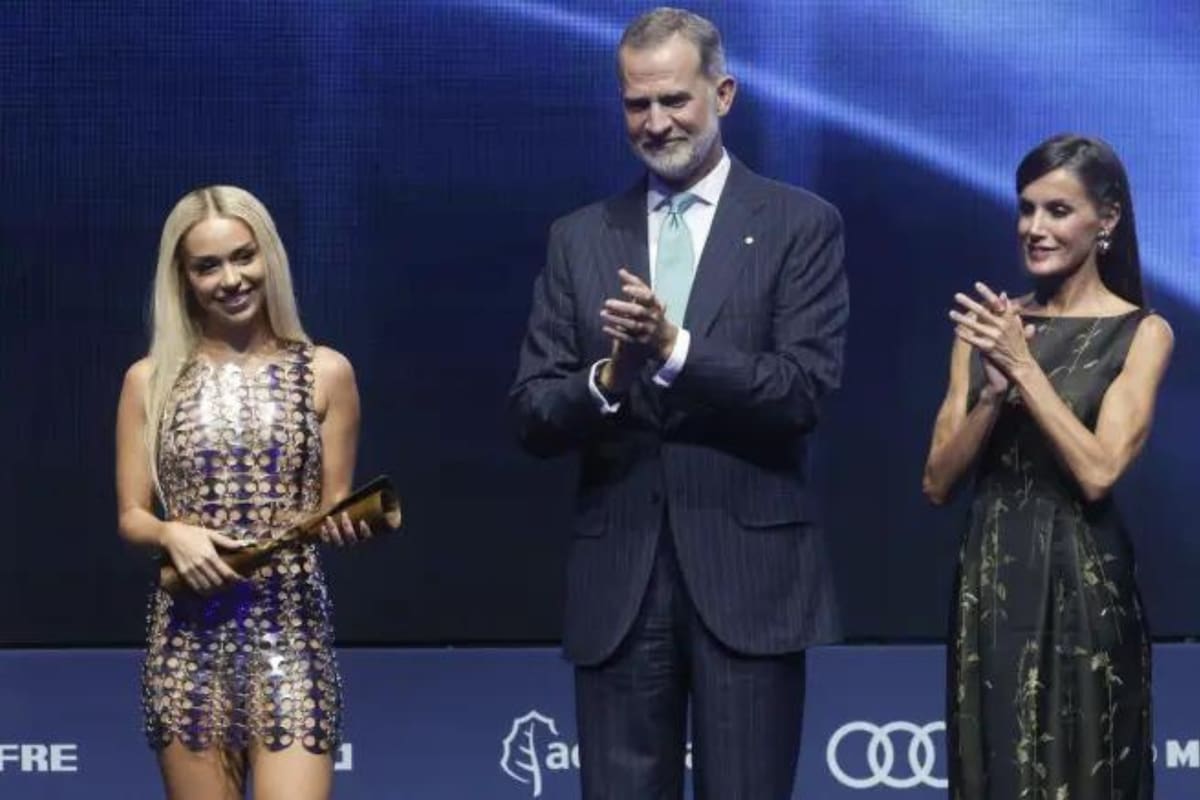 Una cantante española consternó a todos tras posar junto a los reyes con un vestido transparente