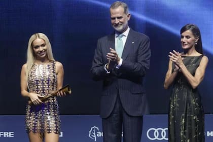 Una cantante española consternó a todos tras posar junto a los reyes con un vestido transparente