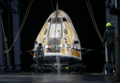 Una cápsula de la compañía privada Space X es recuperada por uno de los buques de rescate