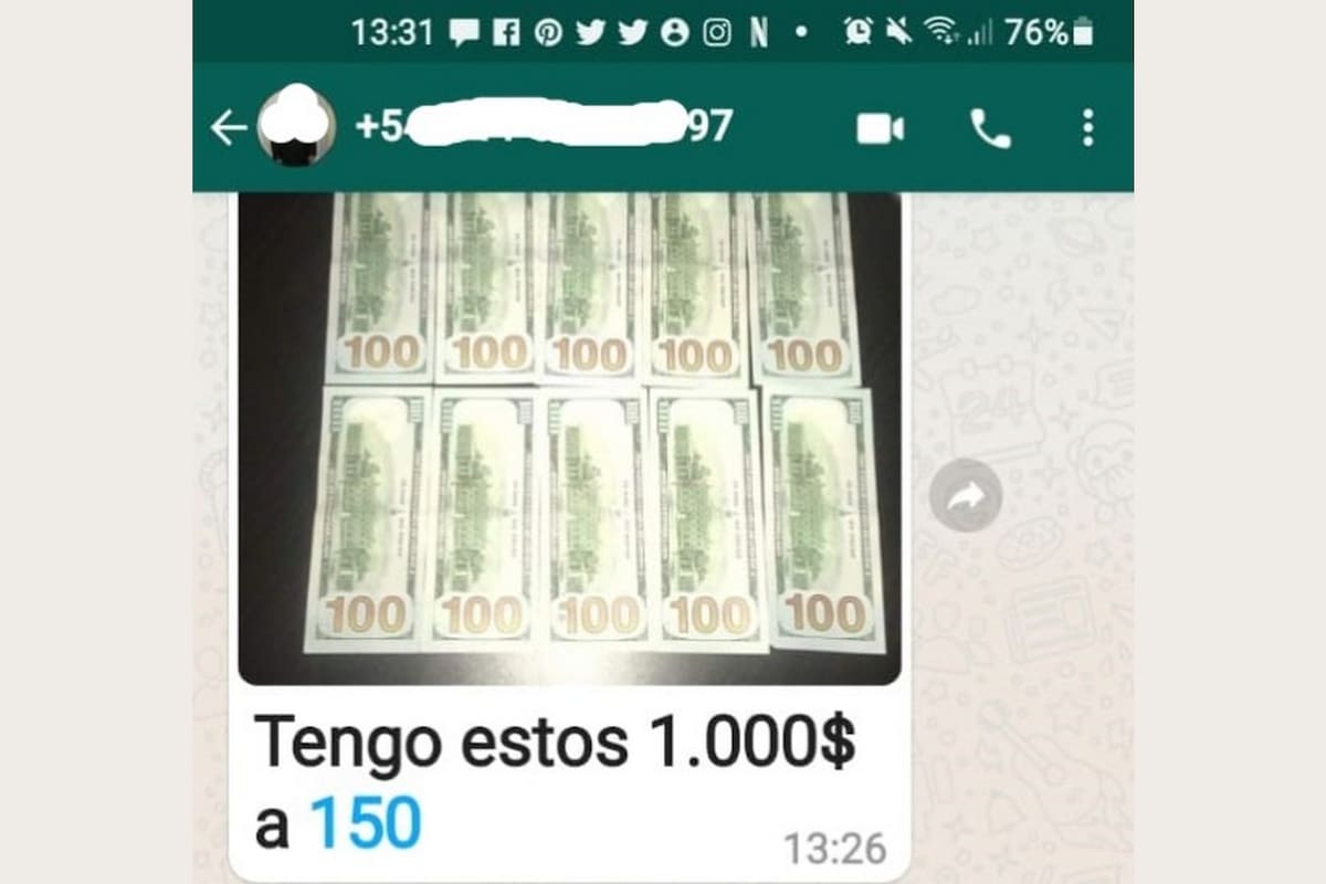 Una captura de imagen de un mensaje de un delincuente digital que ofrece por WhatsApp una falsa venta de dólares mediante la técnica de suplantación de identidad
