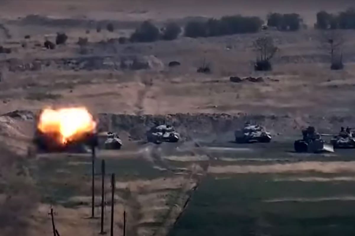 Una captura de imagen tomada de un video disponible en el sitio web oficial del Ministerio de Defensa armenio el 27 de septiembre de 2020, supuestamente muestra la destrucción de vehículos militares azeríes durante los enfrentamientos entre separatistas armenios y Azerbaiyán