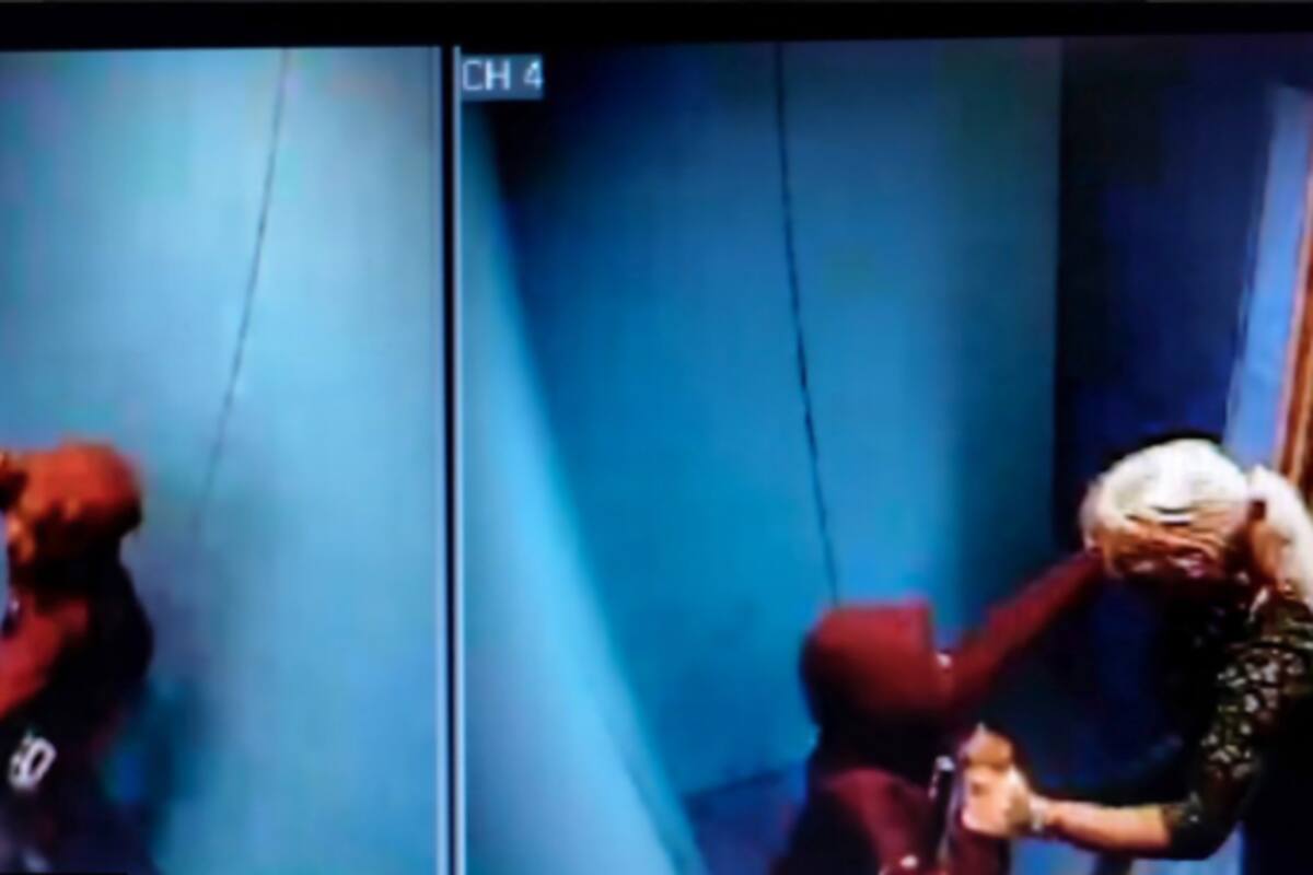 Una captura de pantalla de las imágenes registradas por una cámara de seguridad muestra a un niño siendo agredido