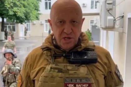 Una captura de pantalla de un video que muestra al jefe de Wagner, Yevgeny Prigozhin, dando un discurso en Rostov del Don el 24 de junio.