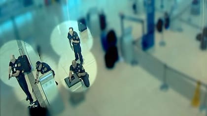 Una captura de pantalla del video de seguridad publicado policía de Dallas (Departamento de Policía de Dallas)