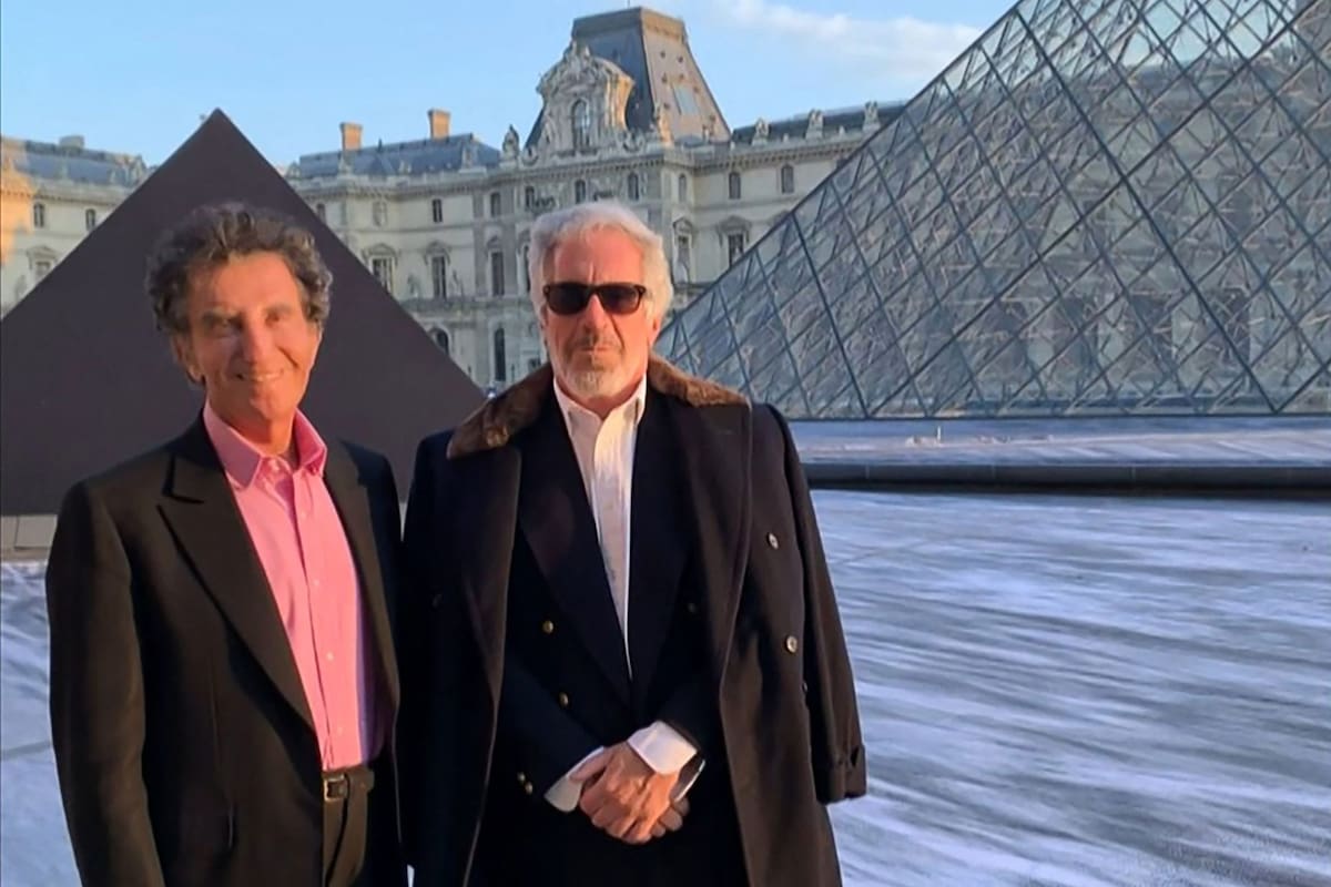 Una captura de pantalla tomada el 3 de febrero de 2026 de un video publicado en los archivos relacionados con la investigación del fallecido delincuente sexual convicto Jeffrey Epstein, publicada por el Departamento de Justicia de EE. UU., muestra a Jack Lang, exministro de Cultura francés, posando con Epstein en la pirámide del Louvre en París