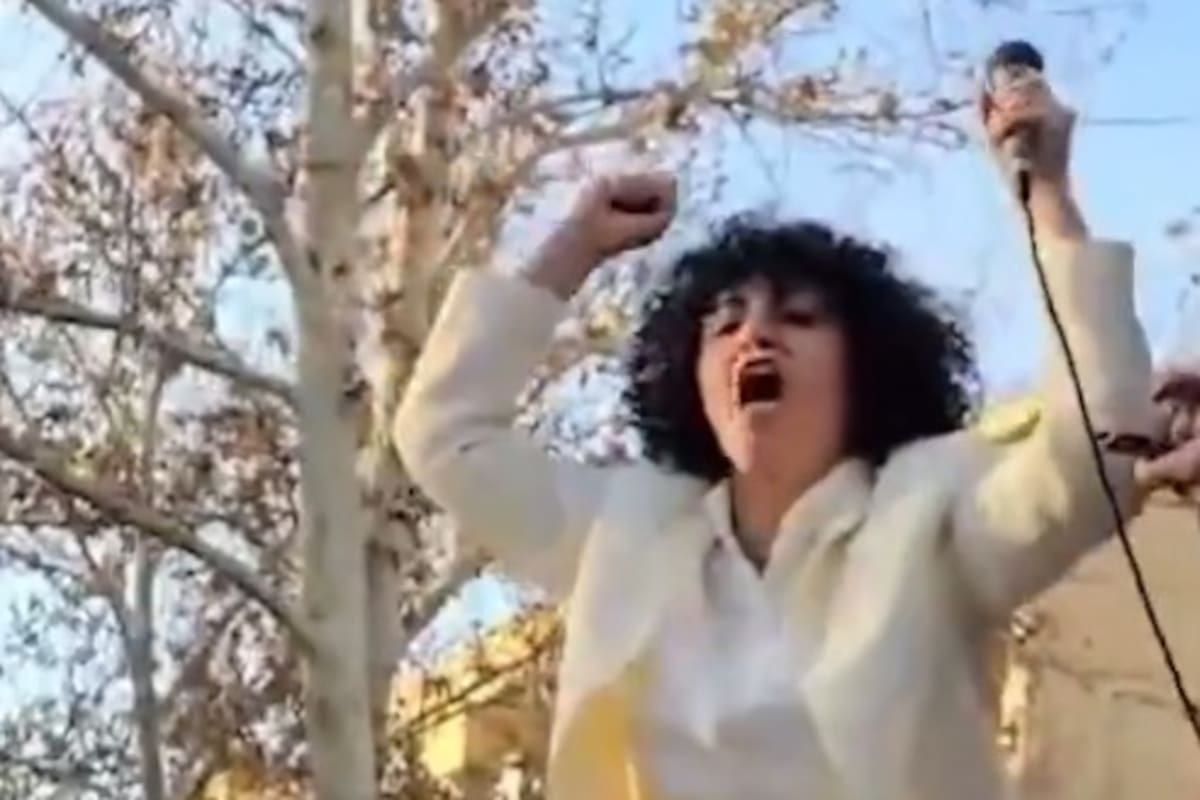 Una captura de un video publicado en redes sociales de Mohammadi hablando al público poco antes de ser arrestada