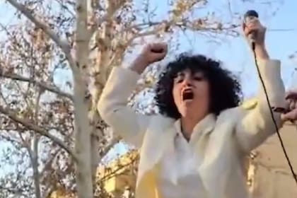 Una captura de un video publicado en redes sociales de Mohammadi hablando al público poco antes de ser arrestada