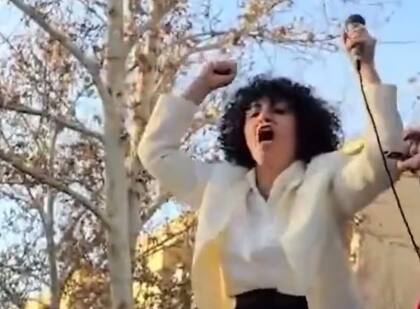 Una captura de un video publicado en redes sociales de Mohammadi hablando al público poco antes de ser arrestada en diciembre de 2025