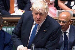 Una captura de video de imágenes transmitidas por la Unidad de Grabación Parlamentaria (PRU) del Parlamento del Reino Unido muestra al primer ministro de Gran Bretaña, Boris Johnson, gesticulando y hablando durante su última sesión semanal de Preguntas al Primer Ministro (PMQ) en la Cámara de los Comunes