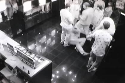 Una captura de video del incidente que protagonizaron algunos jugadores de la selección de rugby de Uruguay en Japón.