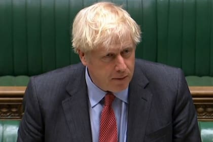 Una captura de video muestra al primer ministro británico, Boris Johnson, hablando hoy en el Parlamento sobre las nuevas restricciones por el Covid-19