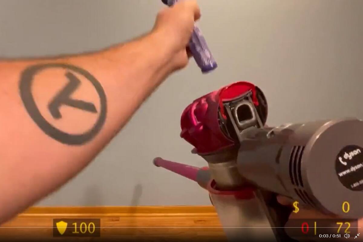 Una captura del insólito video que armó un fanático con los sonidos de recarga de armas de los videojuegos