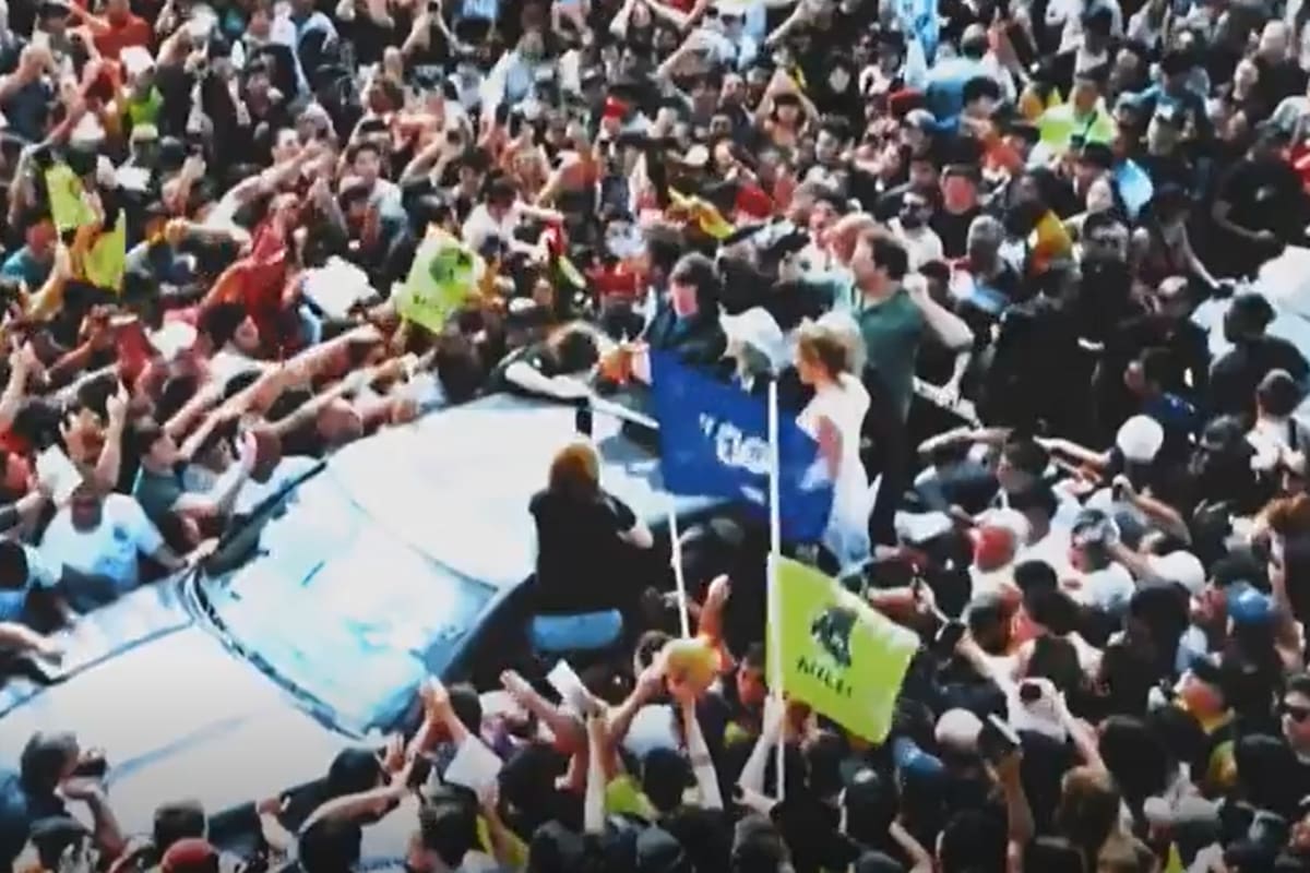 Una captura del spot de Cube Exchange donde se promociona a la plataforma con imágenes de Javier Milei