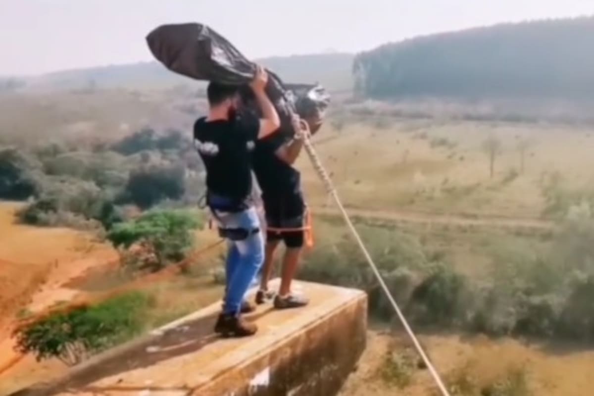 Una captura del video que el instructor de bungee había publicado simulando tirar un cadaver