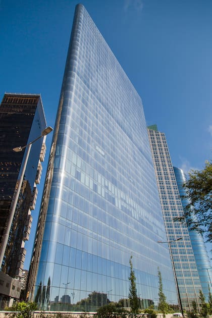 Una característica única de la arquitectura de este edificio son los vidrios curvos