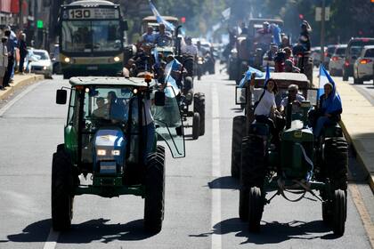 Una caravana de tractores se dirige a palacio de gobierno en una protesta contra las medidas gubernamentales para el sector agrícola, en Buenos Aires, Argentina, el sábado 23 de abril de 2022. (AP Foto/Natacha Pisarenko)