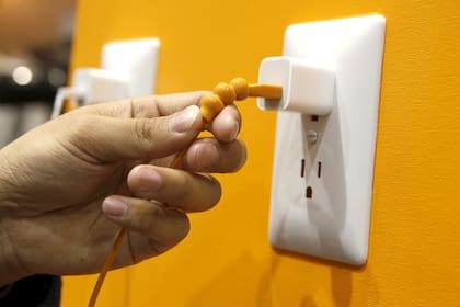 Una carga desde el puerto USB de una computadora será más lenta comparado con el uso del cargador oficial del dispositivo conectado al tomacorriente
