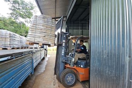 Una carga que parte para Buenos Aires a la fábrica de alfajores Cachafaz