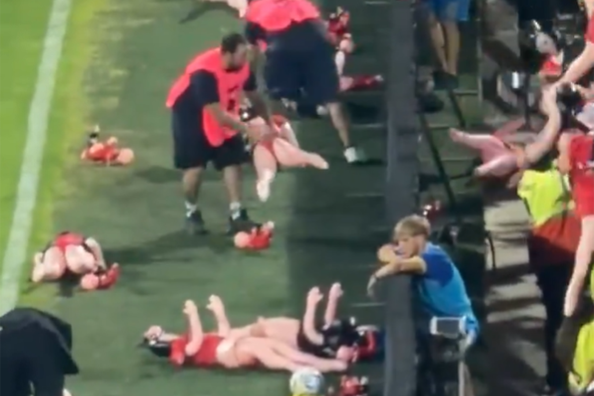 Una cargada al límite: hinchas de Rosario Central arrojaron muñecas inflables vestidas con las camisetas de Newell’s.