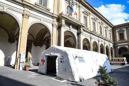 Una carpa donde se revisan casos sospechosos en Florencia